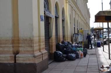 PORTO ALEGRE (RS) Brezilya 06 / 04 / 2024 Sular Guaiba Gölü 'ne döndükten sonra, pek çok ürün ve girdi kaybının yaşandığı genel olarak ticaretin devamının başlıca odak noktası mağazaların temizliği oldu. P harfi