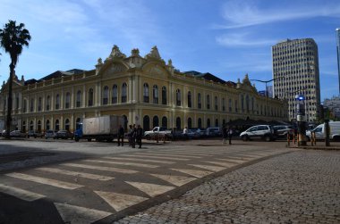 PORTO ALEGRE (RS) Brezilya 06 / 04 / 2024 Sular Guaiba Gölü 'ne döndükten sonra, pek çok ürün ve girdi kaybının yaşandığı genel olarak ticaretin devamının başlıca odak noktası mağazaların temizliği oldu. P harfi