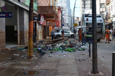 PORTO ALEGRE (RS) Brezilya 06 / 04 / 2024 Sular Guaiba Gölü 'ne döndükten sonra, pek çok ürün ve girdi kaybının yaşandığı genel olarak ticaretin devamının başlıca odak noktası mağazaların temizliği oldu. P harfi