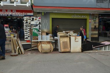 PORTO ALEGRE (RS) Brezilya 06 / 04 / 2024 Sular Guaiba Gölü 'ne döndükten sonra, pek çok ürün ve girdi kaybının yaşandığı genel olarak ticaretin devamının başlıca odak noktası mağazaların temizliği oldu. P harfi