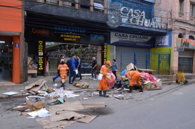PORTO ALEGRE (RS) Brezilya 06 / 04 / 2024 Sular Guaiba Gölü 'ne döndükten sonra, pek çok ürün ve girdi kaybının yaşandığı genel olarak ticaretin devamının başlıca odak noktası mağazaların temizliği oldu. P harfi