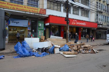 PORTO ALEGRE (RS) Brezilya 06 / 04 / 2024 Sular Guaiba Gölü 'ne döndükten sonra, pek çok ürün ve girdi kaybının yaşandığı genel olarak ticaretin devamının başlıca odak noktası mağazaların temizliği oldu. P harfi
