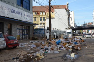 PORTO ALEGRE (RS) Brezilya 06 / 04 / 2024 Sular Guaiba Gölü 'ne döndükten sonra, pek çok ürün ve girdi kaybının yaşandığı genel olarak ticaretin devamının başlıca odak noktası mağazaların temizliği oldu. P harfi