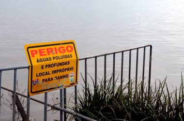 PORTO ALEGRE (RS), Brezilya 06 / 04 / 2024 Su seviyesinin düşmesiyle, Porto Alegre şehrinde, suların hakim olduğu yerde meydana gelen kaosu görebilirsiniz, bunlardan biri de Usina do Gasologo 'dur.