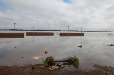 PORTO ALEGRE (RS), Brezilya 06 / 04 / 2024 Su seviyesinin düşmesiyle, Porto Alegre şehrinde, suların hakim olduğu yerde meydana gelen kaosu görebilirsiniz, bunlardan biri de Usina do Gasologo 'dur.