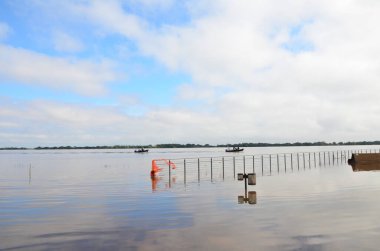 PORTO ALEGRE (RS), Brezilya 06 / 04 / 2024 Su seviyesinin düşmesiyle, Porto Alegre şehrinde, suların hakim olduğu yerde meydana gelen kaosu görebilirsiniz, bunlardan biri de Usina do Gasologo 'dur.
