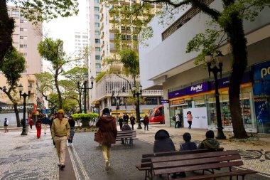 CURITIBA (PR), Brazil 06 / 04 / 2024 Curitiba şehrinin orta kesimindeki Pedestrian hareketi, Parana 'nın başkentinde öğleden sonra, bu 4 Haziran 2024 Salı günü en düşük sıcaklıklardan biriydi.