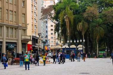 CURITIBA (PR), Brazil 06 / 04 / 2024 Curitiba şehrinin orta kesimindeki Pedestrian hareketi, Parana 'nın başkentinde öğleden sonra, bu 4 Haziran 2024 Salı günü en düşük sıcaklıklardan biriydi.