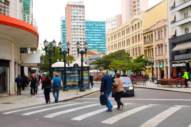 CURITIBA (PR), Brazil 06 / 04 / 2024 Curitiba şehrinin orta kesimindeki Pedestrian hareketi, Parana 'nın başkentinde öğleden sonra, bu 4 Haziran 2024 Salı günü en düşük sıcaklıklardan biriydi.