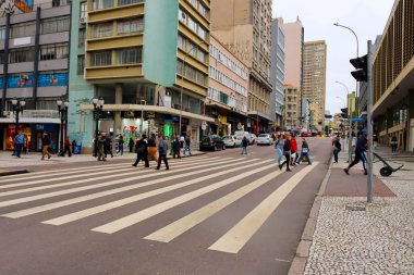 CURITIBA (PR), Brazil 06 / 04 / 2024 Curitiba şehrinin orta kesimindeki Pedestrian hareketi, Parana 'nın başkentinde öğleden sonra, bu 4 Haziran 2024 Salı günü en düşük sıcaklıklardan biriydi.