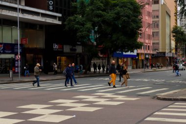 CURITIBA (PR), Brazil 06 / 04 / 2024 Curitiba şehrinin orta kesimindeki Pedestrian hareketi, Parana 'nın başkentinde öğleden sonra, bu 4 Haziran 2024 Salı günü en düşük sıcaklıklardan biriydi.