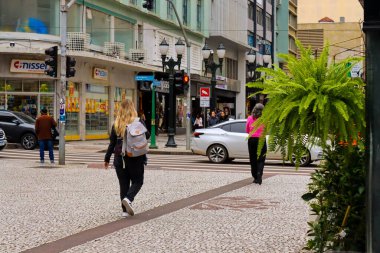 CURITIBA (PR), Brazil 06 / 04 / 2024 Curitiba şehrinin orta kesimindeki Pedestrian hareketi, Parana 'nın başkentinde öğleden sonra, bu 4 Haziran 2024 Salı günü en düşük sıcaklıklardan biriydi.