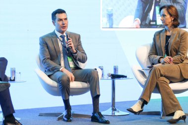 Sao Paulo, Brezilya, 4 Haziran 2024 ABRAINC Zirvesi. Thais Heredia, gazeteci, Jader Barbalho Filho, Şehirler Bakanı ve ABRAINC Başkanı Luiz Franca, projelerle ilgili bir talk show 'a katılıyorlar.. 