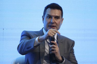 ABRAINC Zirvesi 2024 Sao Paulo Thais Heredia, gazeteci, Jader Barbalho Filho, Şehirler Bakanı ve Luiz Franca, Rönesans Sao Paulo Hotel, Sao Paulo, Brezilya, 4 Haziran 2024 'de bir talk show' a katılıyorlar.. 