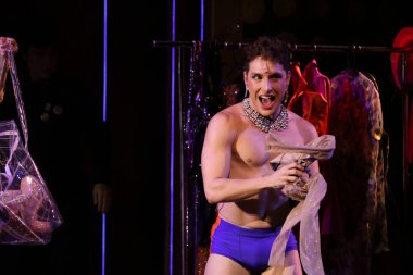 SAO PAULO (SP), 04 / 06 / 2024 - Broadway müzikal şovu Priscilla the Queen of the Desert 'ten bir sahne geçişi sırasında aktör Diego Martins, müzikal Stephan Elliott' un 1994 yapımı klasik filmine dayanmaktadır.. 