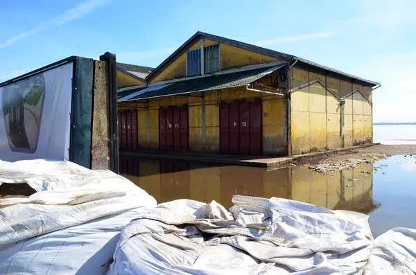 PORTO ALEGRE (RS), Brezilya 06 / 04 / 2024 Avenida Maua, Cais do Porto yakınlarında ve Porto Alegre kentinin tarihi merkezinde, sular çekiliyor ve yakındaki caddelerde az miktarda su birikiyor.