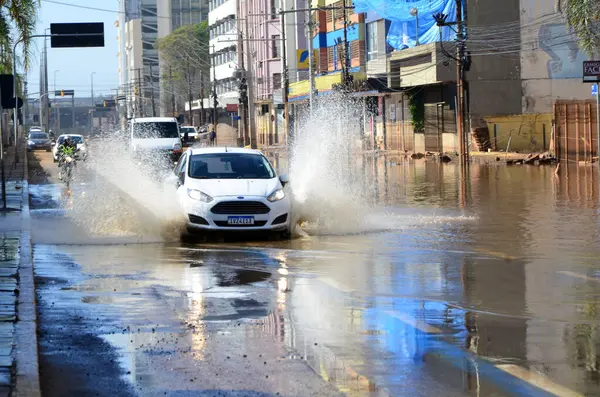 PORTO ALEGRE (RS), Brezilya 06 / 04 / 2024 Avenida Maua, Cais do Porto yakınlarında ve Porto Alegre kentinin tarihi merkezinde, sular çekiliyor ve yakındaki caddelerde az miktarda su birikiyor.