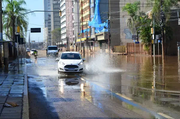 PORTO ALEGRE (RS), Brezilya 06 / 04 / 2024 Avenida Maua, Cais do Porto yakınlarında ve Porto Alegre kentinin tarihi merkezinde, sular çekiliyor ve yakındaki caddelerde az miktarda su birikiyor.