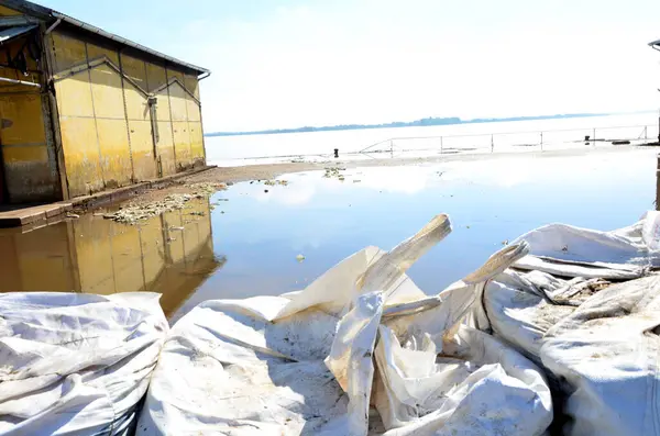 PORTO ALEGRE (RS), Brezilya 06 / 04 / 2024 Avenida Maua, Cais do Porto yakınlarında ve Porto Alegre kentinin tarihi merkezinde, sular çekiliyor ve yakındaki caddelerde az miktarda su birikiyor.
