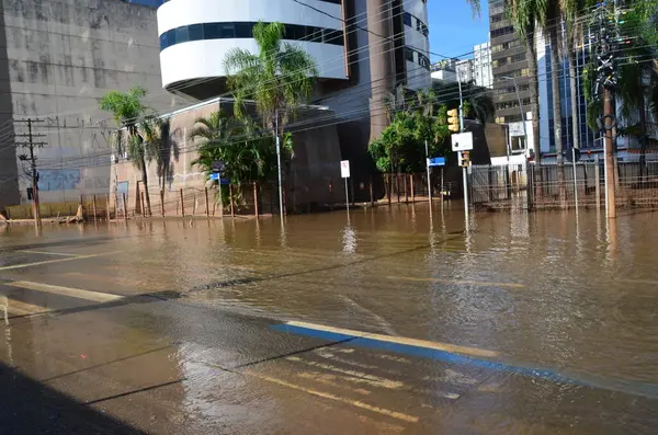 PORTO ALEGRE (RS), Brezilya 06 / 04 / 2024 Avenida Maua, Cais do Porto yakınlarında ve Porto Alegre kentinin tarihi merkezinde, sular çekiliyor ve yakındaki caddelerde az miktarda su birikiyor.