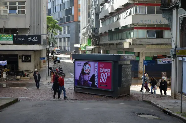 PORTO ALEGRE (RS) Brezilya 06 / 04 / 2024 Sular Guaiba Gölü 'ne döndükten sonra, pek çok ürün ve girdi kaybının yaşandığı genel olarak ticaretin devamının başlıca odak noktası mağazaların temizliği oldu. P harfi