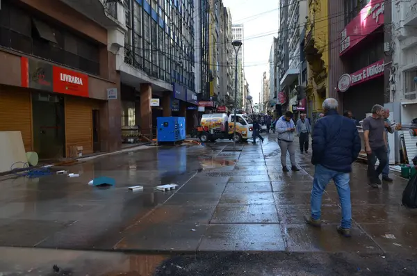 PORTO ALEGRE (RS) Brezilya 06 / 04 / 2024 Sular Guaiba Gölü 'ne döndükten sonra, pek çok ürün ve girdi kaybının yaşandığı genel olarak ticaretin devamının başlıca odak noktası mağazaların temizliği oldu. P harfi