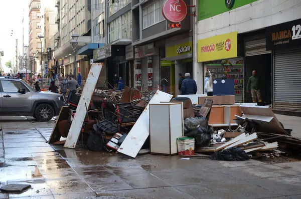 PORTO ALEGRE (RS) Brezilya 06 / 04 / 2024 Sular Guaiba Gölü 'ne döndükten sonra, pek çok ürün ve girdi kaybının yaşandığı genel olarak ticaretin devamının başlıca odak noktası mağazaların temizliği oldu. P harfi