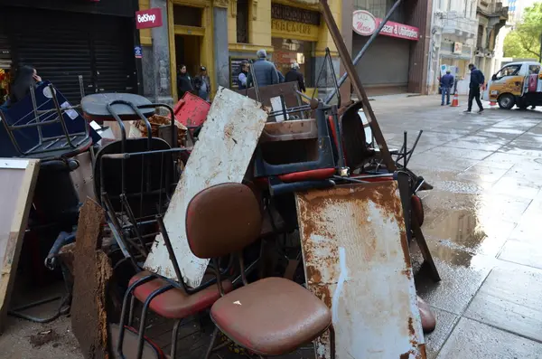PORTO ALEGRE (RS) Brezilya 06 / 04 / 2024 Sular Guaiba Gölü 'ne döndükten sonra, pek çok ürün ve girdi kaybının yaşandığı genel olarak ticaretin devamının başlıca odak noktası mağazaların temizliği oldu. P harfi