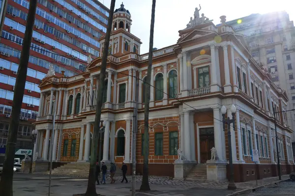 PORTO ALEGRE (RS) Brezilya 06 / 04 / 2024 Sular Guaiba Gölü 'ne döndükten sonra, pek çok ürün ve girdi kaybının yaşandığı genel olarak ticaretin devamının başlıca odak noktası mağazaların temizliği oldu. P harfi