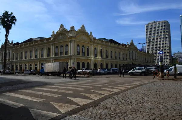 PORTO ALEGRE (RS) Brezilya 06 / 04 / 2024 Sular Guaiba Gölü 'ne döndükten sonra, pek çok ürün ve girdi kaybının yaşandığı genel olarak ticaretin devamının başlıca odak noktası mağazaların temizliği oldu. P harfi