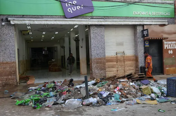 PORTO ALEGRE (RS) Brezilya 06 / 04 / 2024 Sular Guaiba Gölü 'ne döndükten sonra, pek çok ürün ve girdi kaybının yaşandığı genel olarak ticaretin devamının başlıca odak noktası mağazaların temizliği oldu. P harfi