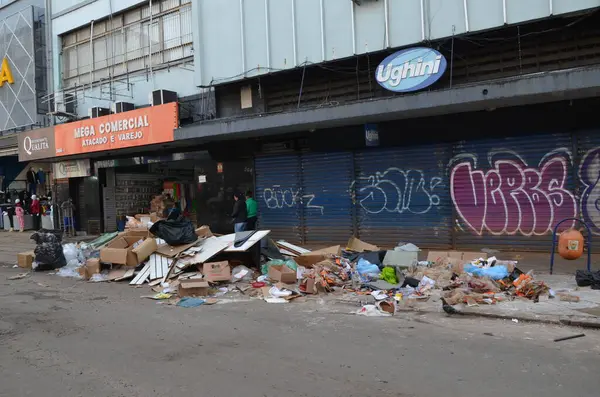 PORTO ALEGRE (RS) Brezilya 06 / 04 / 2024 Sular Guaiba Gölü 'ne döndükten sonra, pek çok ürün ve girdi kaybının yaşandığı genel olarak ticaretin devamının başlıca odak noktası mağazaların temizliği oldu. P harfi