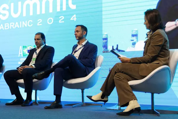 stock image Sao Paulo, Brazil, June 4, 2024: ABRAINC Summit 2024 in Sao Paulo - SUMMIT ABRAINC IMOBILIARIO SP - Round Table 1: Funding the big bottleneck for the sector's growth.