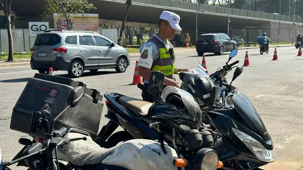 SAO PAULO (SP), Brezilya 06 / 06 / 2024 Kentsel Hareket, Trafik ve Ulaşım Bakanlığı 'ndan bir görev gücü, Muhafız ve Askeri Polis (Başbakan) motosikletleri denetledi