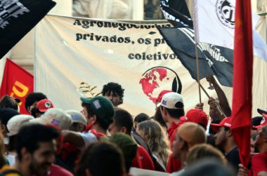 Porto Alegre (RS), 06 / 07 / 2024 PROTEST / CLIMATE / FLOOD / RS Records, bu Cuma (7) Rio Grande do Sul hükümetinin genel merkezi Palacio Piratini 'nin önünde, çevrenin savunulmasında birleşik eylem kayıtları. Sosyal hareket tarafından protestoculara çağrı