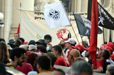 Porto Alegre (RS), 06 / 07 / 2024 PROTEST / CLIMATE / FLOOD / RS Records, bu Cuma (7) Rio Grande do Sul hükümetinin genel merkezi Palacio Piratini 'nin önünde, çevrenin savunulmasında birleşik eylem kayıtları. Sosyal hareket tarafından protestoculara çağrı