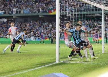 CURITIBA PR, 06 / 08 / 2024 - Gremio oyuncusu Cristaldo, Gremio ile Estudiantes arasında oynanan maçta Couto Pereira Stadyumu 'nun 5. turu için geçerli olan golünü kutluyor. 