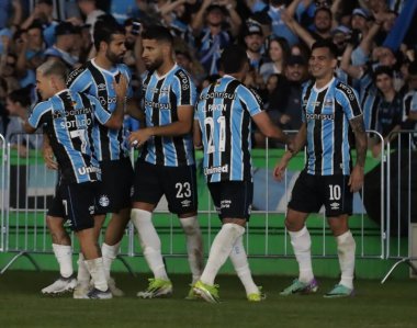CURITIBA PR, 06 / 08 / 2024 - Gremio oyuncusu Cristaldo, Gremio ile Estudiantes arasında oynanan maçta Couto Pereira Stadyumu 'nun 5. turu için geçerli olan golünü kutluyor. 