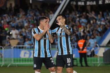 CURITIBA PR, 06 / 08 / 2024 - Gremio oyuncusu Cristaldo, Gremio ile Estudiantes arasında oynanan maçta Couto Pereira Stadyumu 'nun 5. turu için geçerli olan golünü kutluyor. 