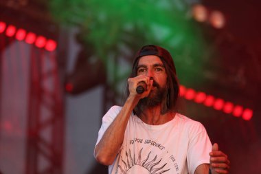 RIBEIRAO PRETO (SP), 06 / 08 / 2024 - Joao Rock 2024 Festivali 'nde sahne alan şarkıcı Armandinho, Ribeirao Preto kentinde düzenlenen en iyi rock, pop, rap ve reggae festivalini gerçekleştiriyor.. 