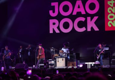 RIBEIRAO PRETO (SP), Brezilya 06 / 08 / 2024 Samuel Rosa 'nın katılımıyla Paralamas do Sucesso grubu, Joao Rock 2024 Festivali' nde en iyi rock, pop, rap ve reggae müziğini gerçekleştiriyor.