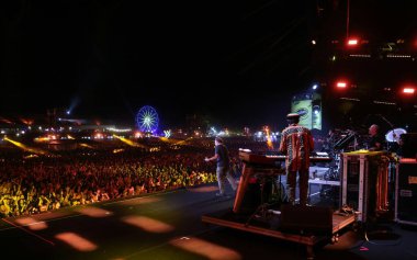 RIBEIRAO PRETO (SP), Brezilya 06 / 08 / 2024 Samuel Rosa 'nın katılımıyla Paralamas do Sucesso grubu, Joao Rock 2024 Festivali' nde en iyi rock, pop, rap ve reggae müziğini gerçekleştiriyor.