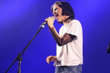 RIBEIRAO PRETO (SP), Brezilya 06 / 08 / 2024 - Şarkıcı Marina Lima, Joao Rock 2024 Festivali 'nde verdiği konserde, Ribeirao Preto kentinde düzenlenen en iyi rock, pop, rap ve reggae festivalini gerçekleştiriyor.