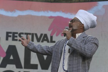 SAO PAULO (SP), 06 / 09 / 2024 - FESTIVAL / SALVE SUL / ENCHENCHENTE / SOLIDARIEDADE / SP Şarkıcı Carlinhos Brown, Salve o Sul Festivali sırasında, çok sayıda şarkıcı ve Rio Grande do Sul selinden etkilenenler için fon toplamayı hedefliyor