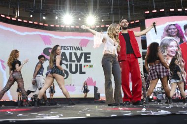 SAO PAULO (SP), 06 / 09 / 2024 - Şarkıcılar Pedro Sampaio ve Luisa Sonza, Salve o Sul Festivali sırasında, çok sayıda şarkıcının yer aldığı etkinlikte Rio Grande do Sul selinden etkilenenler için kaynak toplanması amaçlanıyor