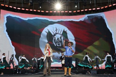 SAO PAULO (SP), 06 / 09 / 2024 - Rio Grande do Sul Festivali sırasında şarkıcı Luisa Sonza ve şarkıcılar, çok sayıda şarkıcının katıldığı etkinlikte Rio Grande do Sul 'daki selden etkilenenler için kaynak toplanması amaçlanıyor