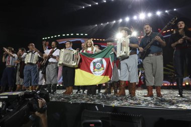 SAO PAULO (SP), 06 / 09 / 2024 - Mc 'ler yapımcı GR6 ve Salve o Sul Festivali finalinden, çok sayıda şarkıcının yer aldığı etkinlikte Rio Grande do Sul' daki selden etkilenenler için kaynak toplanması amaçlanıyor. 