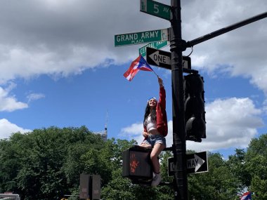 New York 'ta 2024 Porto Riko Ulusal Yürüyüşü. 9 Haziran 2024, New York, ABD: 2024 Porto Riko Ulusal Geçit Töreni sabah 11 'de başladı ve taraftarların katılımıyla New York' taki 44 ile 79. Cadde arasında 5. Cadde 'de devam ediyor.