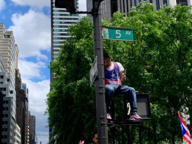 New York 'ta 2024 Porto Riko Ulusal Yürüyüşü. 9 Haziran 2024, New York, ABD: 2024 Porto Riko Ulusal Geçit Töreni sabah 11 'de başladı ve taraftarların katılımıyla New York' taki 44 ile 79. Cadde arasında 5. Cadde 'de devam ediyor.