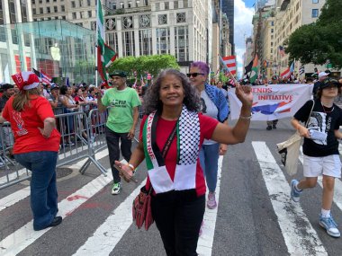 New York 'ta 2024 Porto Riko Ulusal Yürüyüşü. 9 Haziran 2024, New York, ABD: 2024 Porto Riko Ulusal Yürüyüşü sırasında Pro Filistin Protestosu saat 11: 00 'de başladı ve New York' taki 44 ile 79. Cadde arasında 5. Cadde 'de saat 17: 00' ye kadar devam etti. 